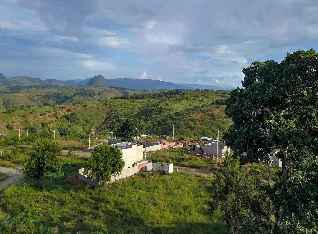 Vista aérea do Recanto Marista cercado de mata e morros